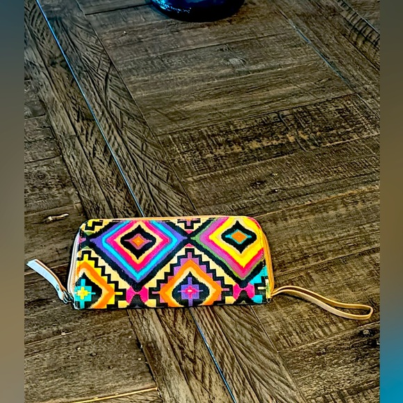 GIA & DANI WRISTLET WALLET. GREAT CONDITION. BUNDLE2SAVE - Picture 1 of 7